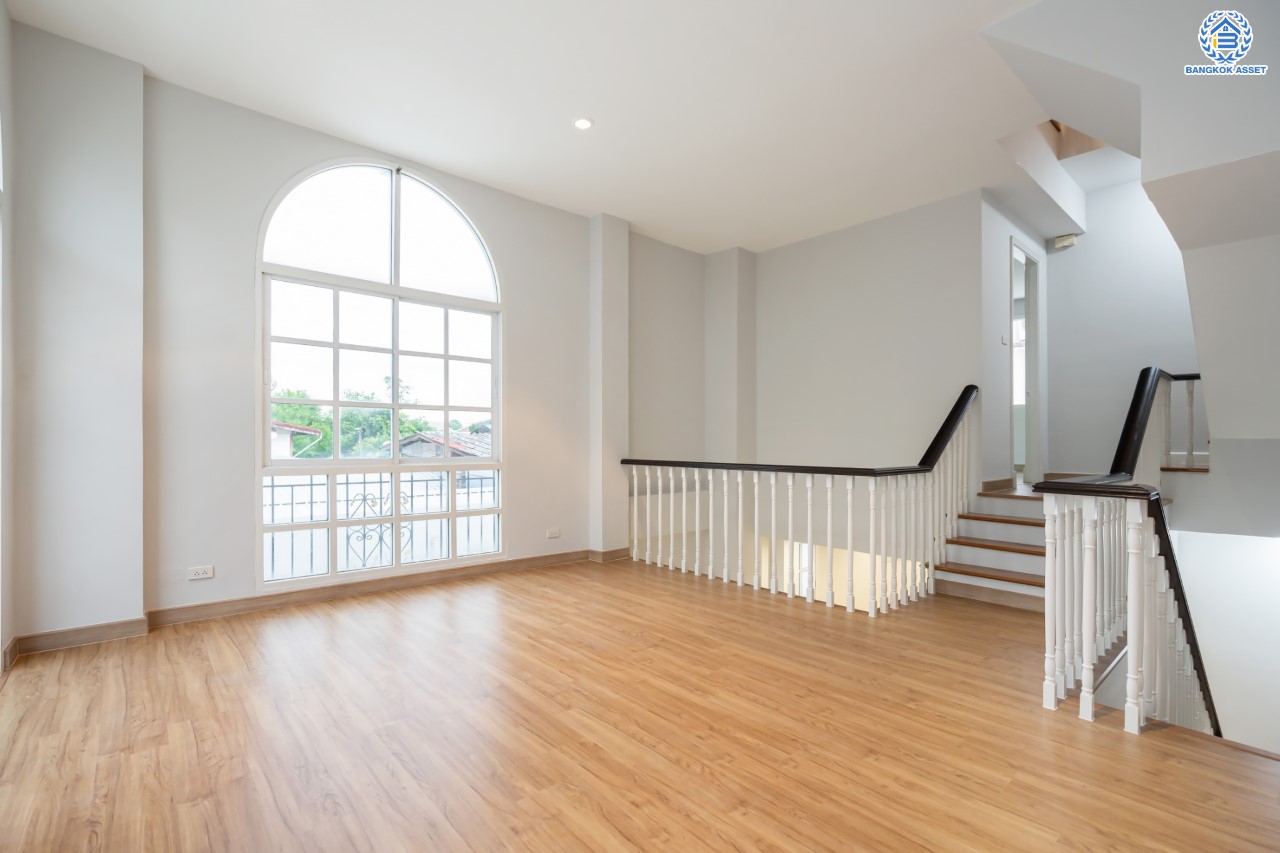 บ้านมือสอง ทาวน์โฮม 3 ชั้น หลังมุม ม.พลัสซิตี้พาร์ค เกษตร-นวมินทร์ เนื้อที่ 33.60 ตร.ว. ฟังก์ชัน 3 ห้องนอน 4 ห้องน้ำ จอดรถได้ 2 คัน บนทำเลศักยภาพ เชื่อมต่อถนนหลายสาย เข้าเมืองก็เป็นเรื่องง่าย ใกล้รถไฟฟ้าสายเขียวอ่อน สถานี "ม.เกษตรศาสตร์" และ ใกล้จุดขึ้นทางด่วน "ฉลองรัช"...